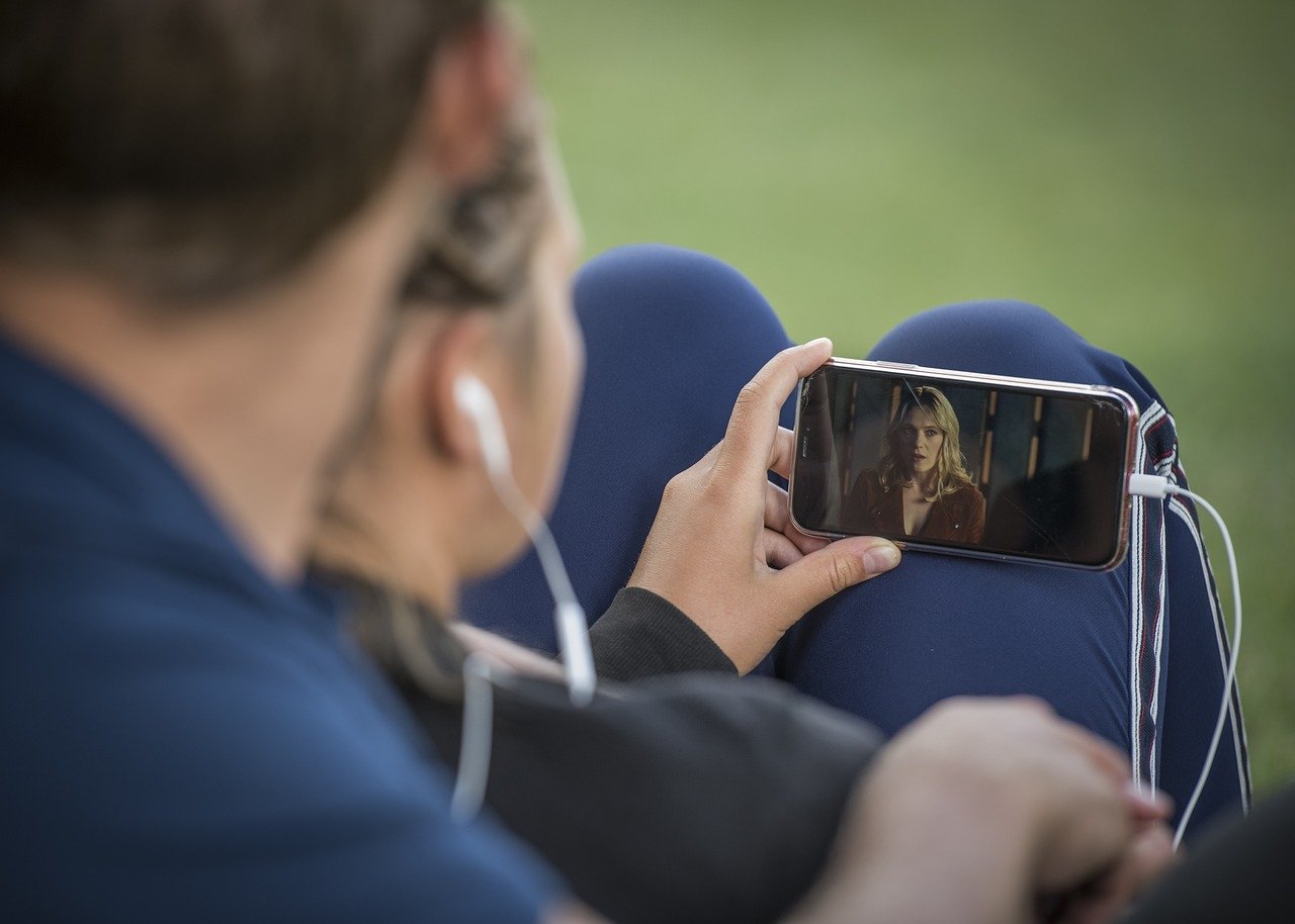 How Video Retention Rates Differ Between Short and Long Content